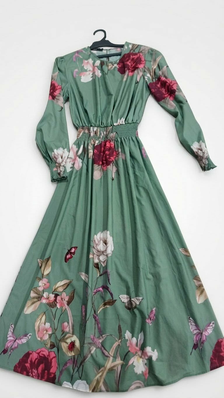 Très jolie robe fluide et féminine, dans un magnifique vert sauge avec imprimé floral et papillons. 