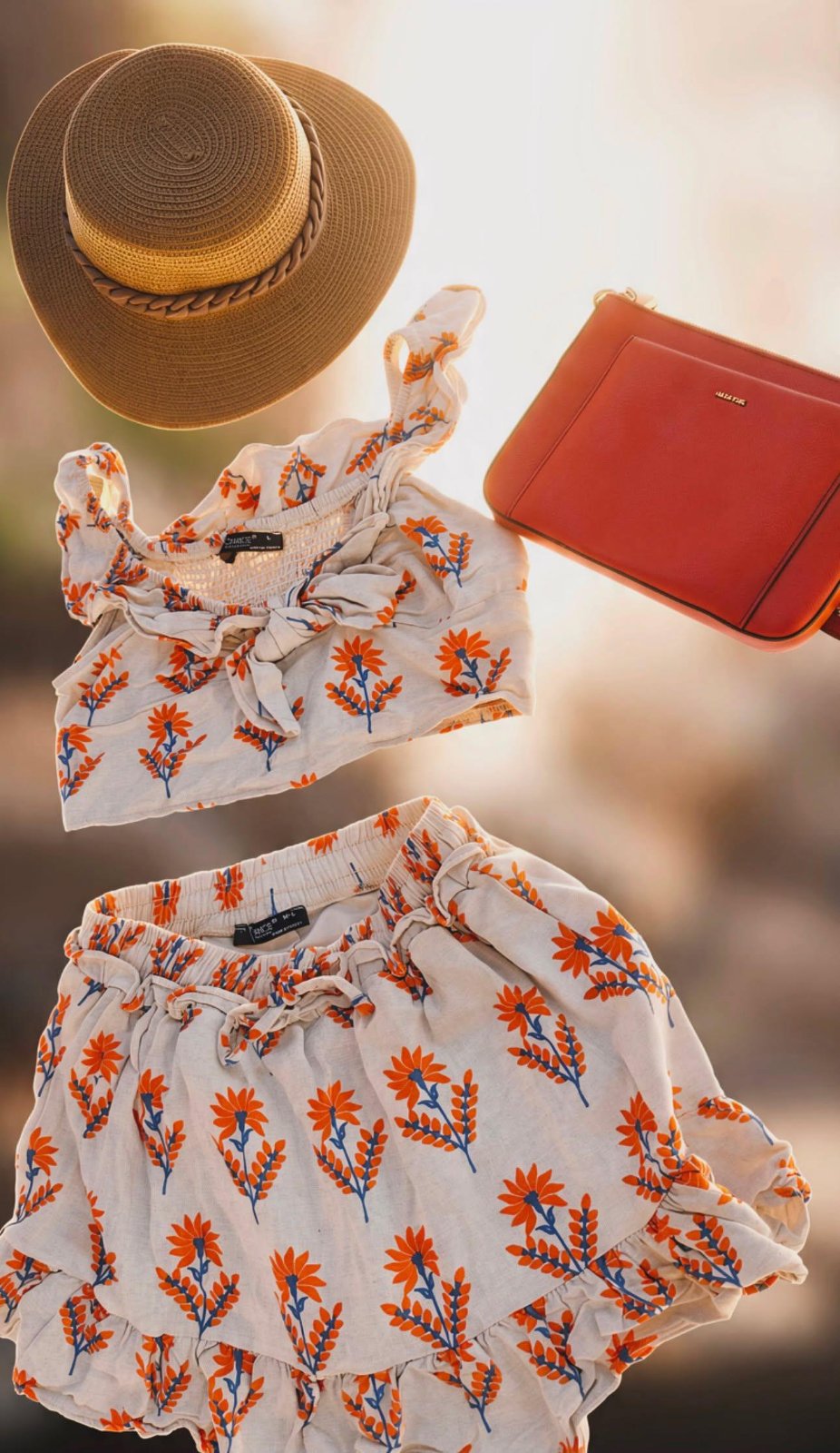 Très joli ensemble fleuri composé d’un top à bretelles avec joli nœud à l’avant et d’un short assorti à volants 🤍🧡💙