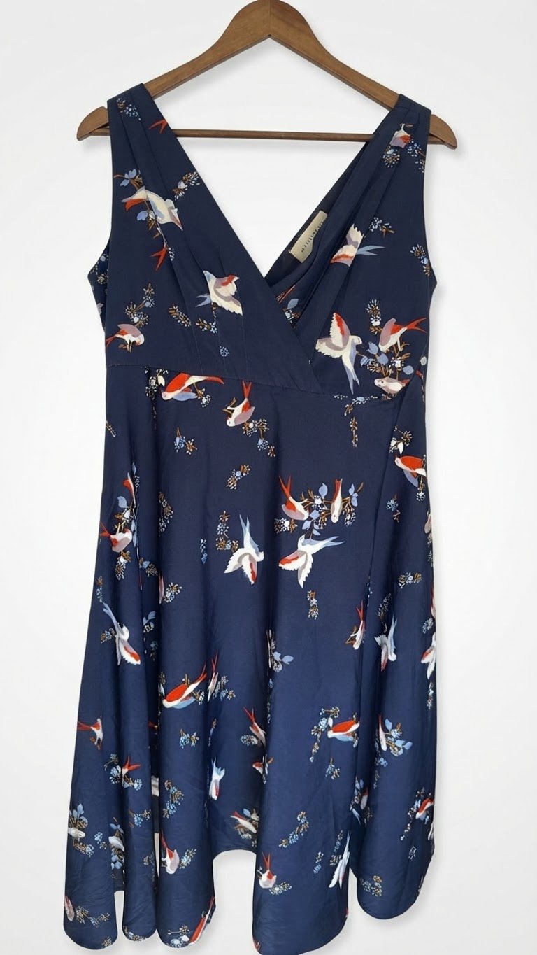 Robe bleu marine à motifs oiseaux, ajustée à la poitrine puis ample et fluide après