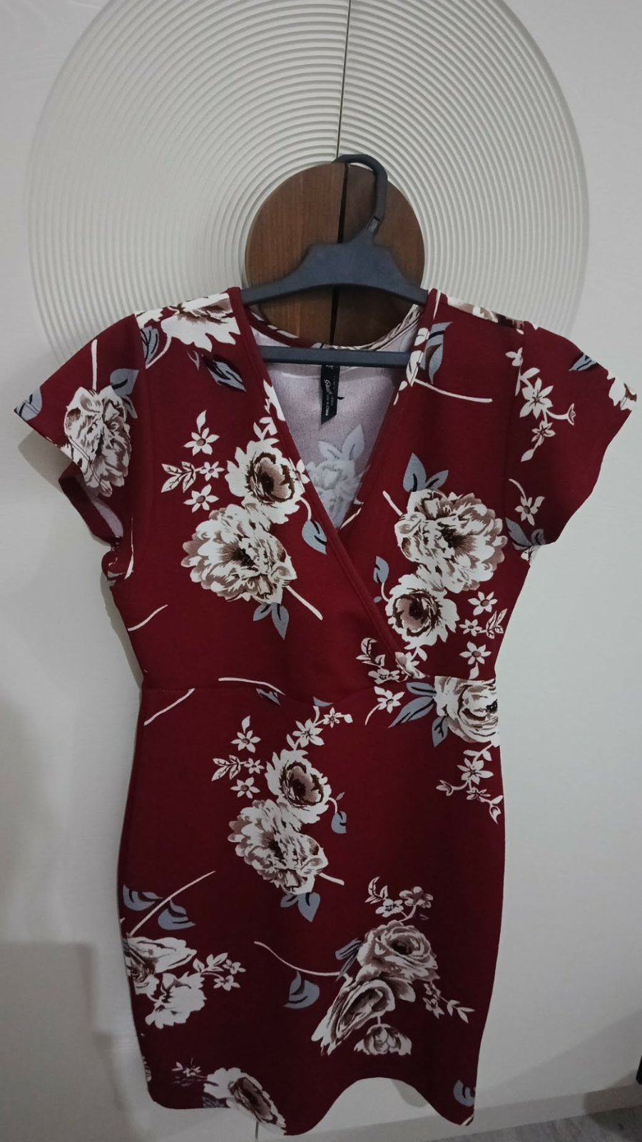 🍷 Robe rouge bordeaux à imprimé fleuri beige, taille S, mais peut également convenir à un M selon la morphologie.