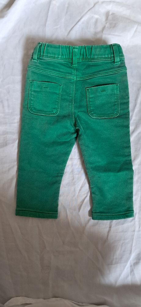 Pantalon djean vert de la marque Kiabi de la taille 12mois (peu être porté par 9mois) 