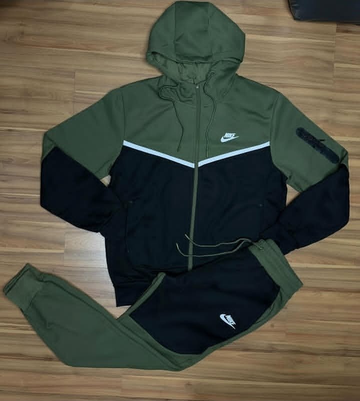 SURVETEMENT NIKE ORIGINAL TAILLE L 