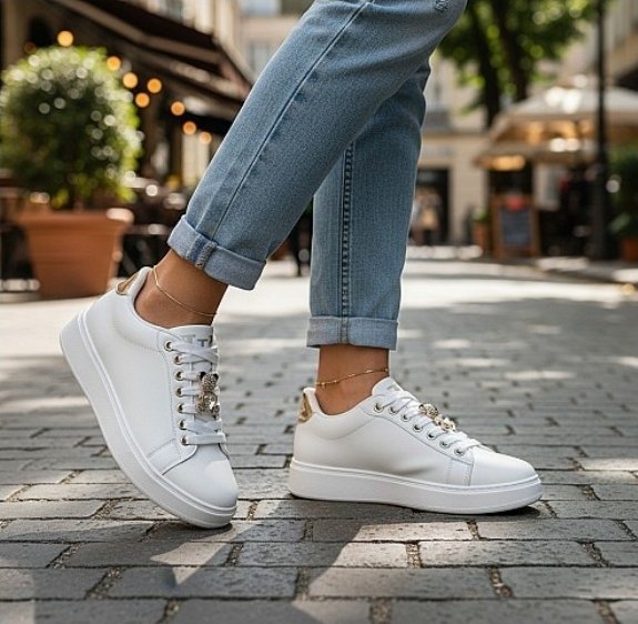 CHAUSSURE BASKET NOUVELLE COLECTION MARS 2026 BLANC ET OR TOUT POINTURE DISPONIBLE.MERCI DE INDIQUER TA POINTURE EN COMENTAIR