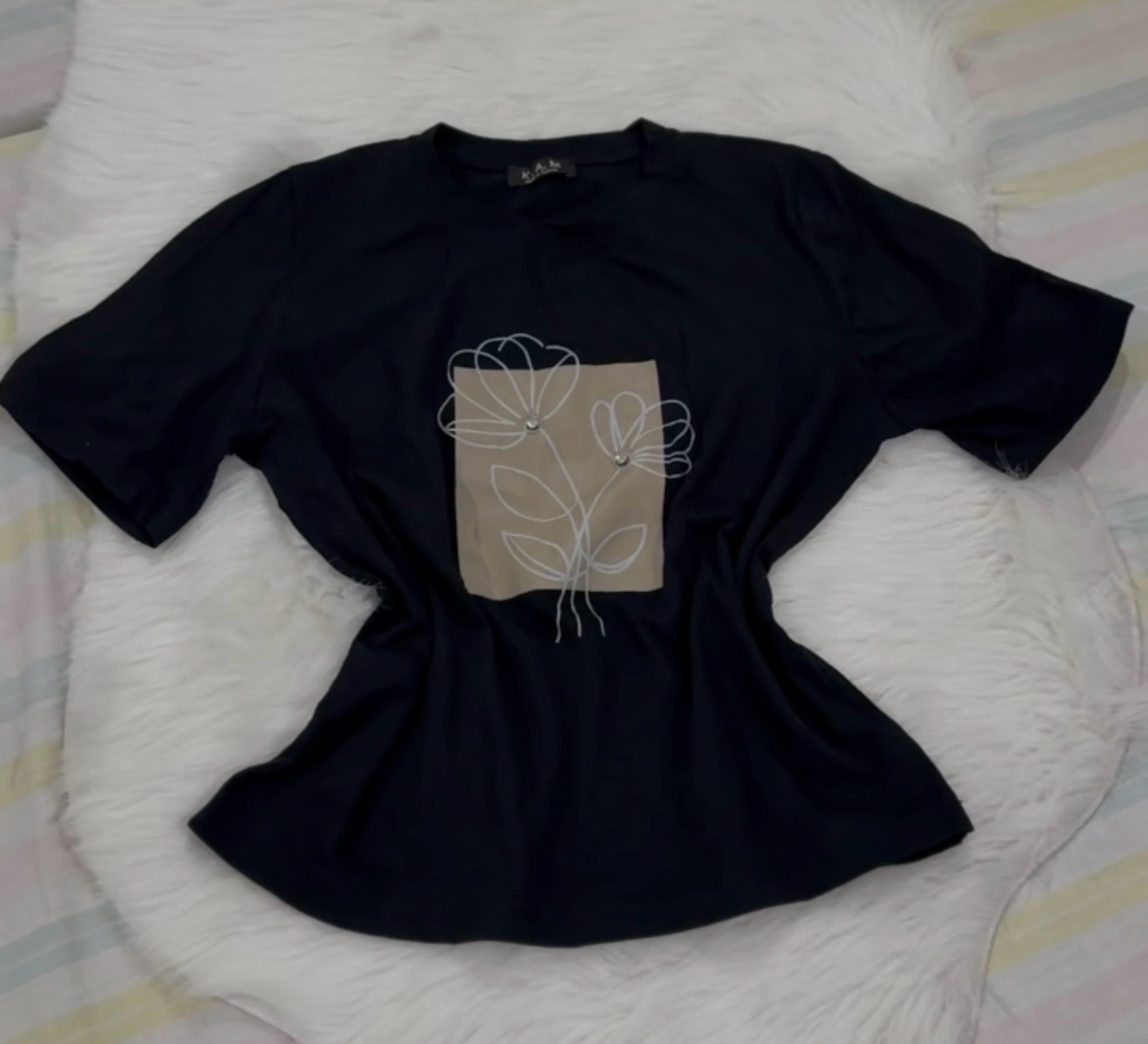 T-shirt noir minimaliste avec imprimé floral
