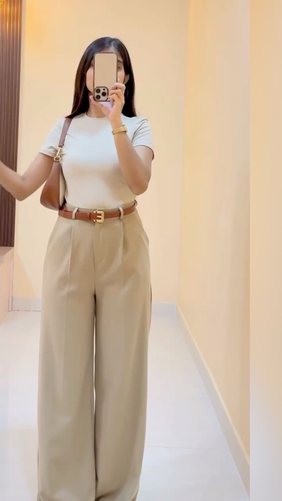 Pantalon classique beige élégant 