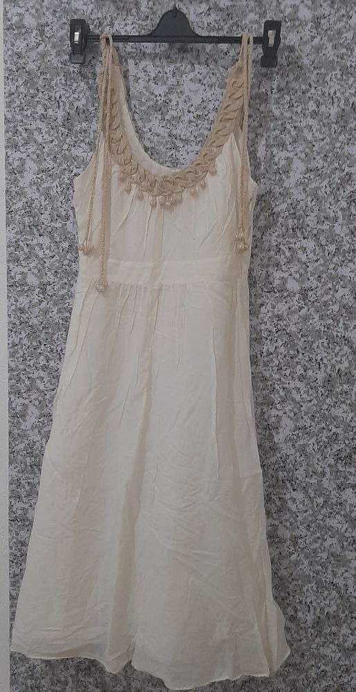 robe a designe en bordure et perles 