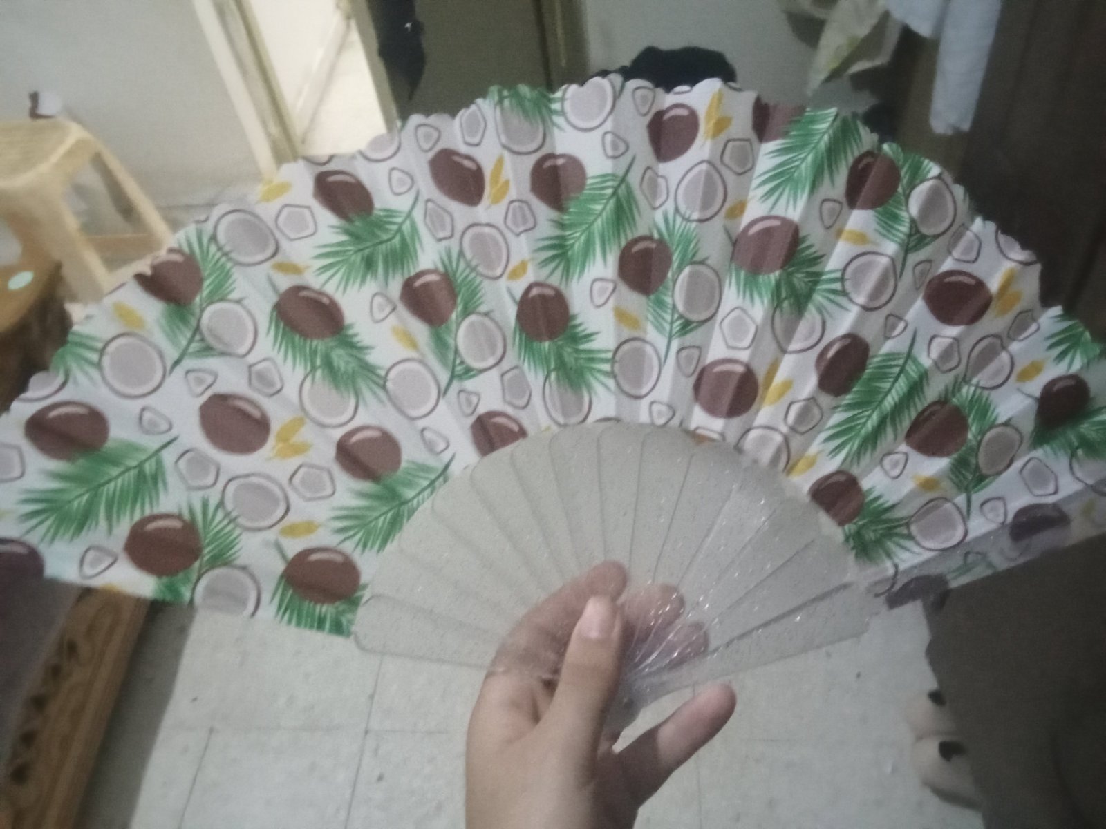 مروحه يدويه الوان مختلفه 