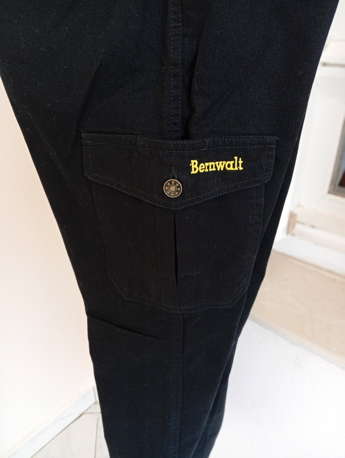 Pantalon est un pantalon cargo de la marque Bernwalt.