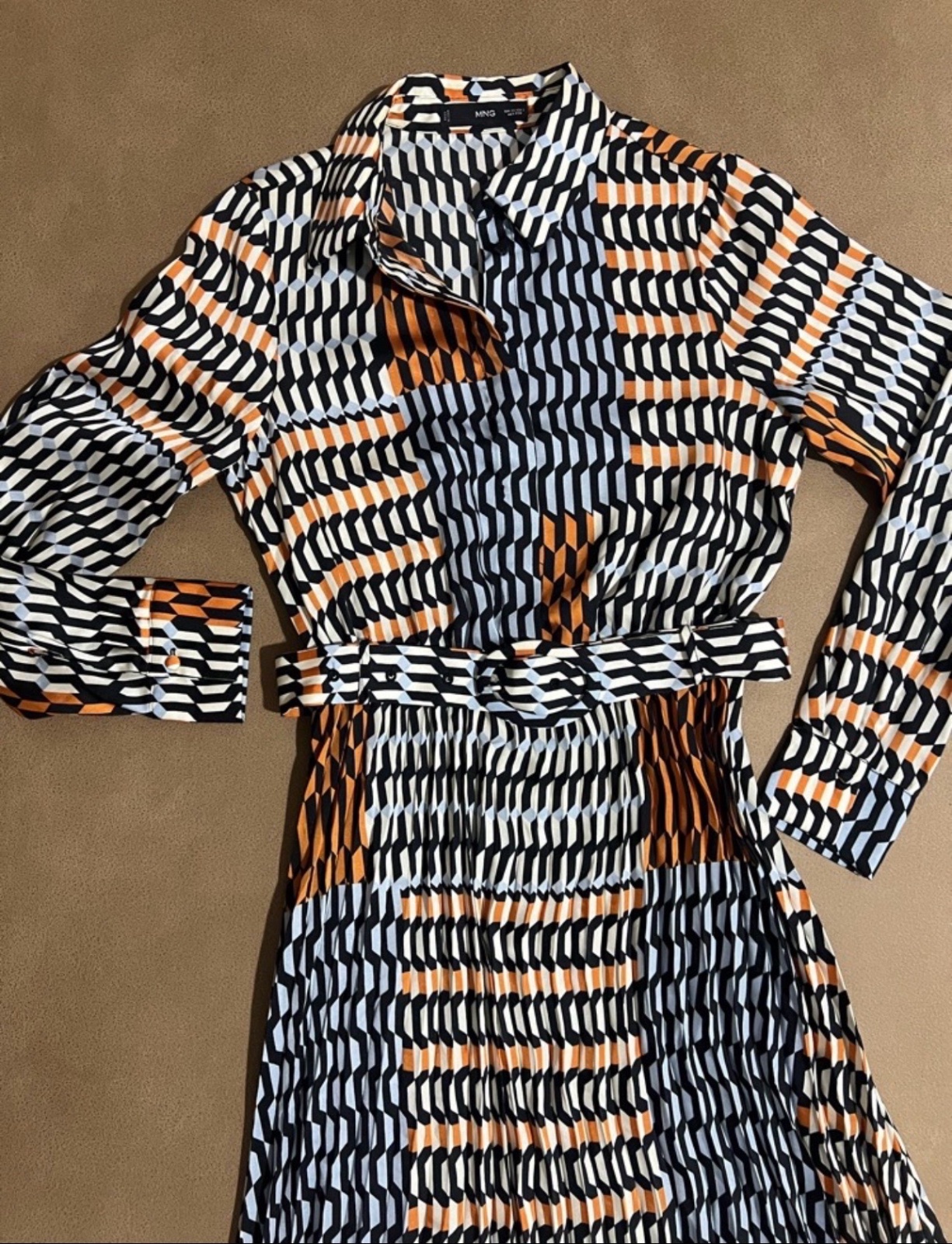 Robe élégante midi MANGO géométrique avec ceinture