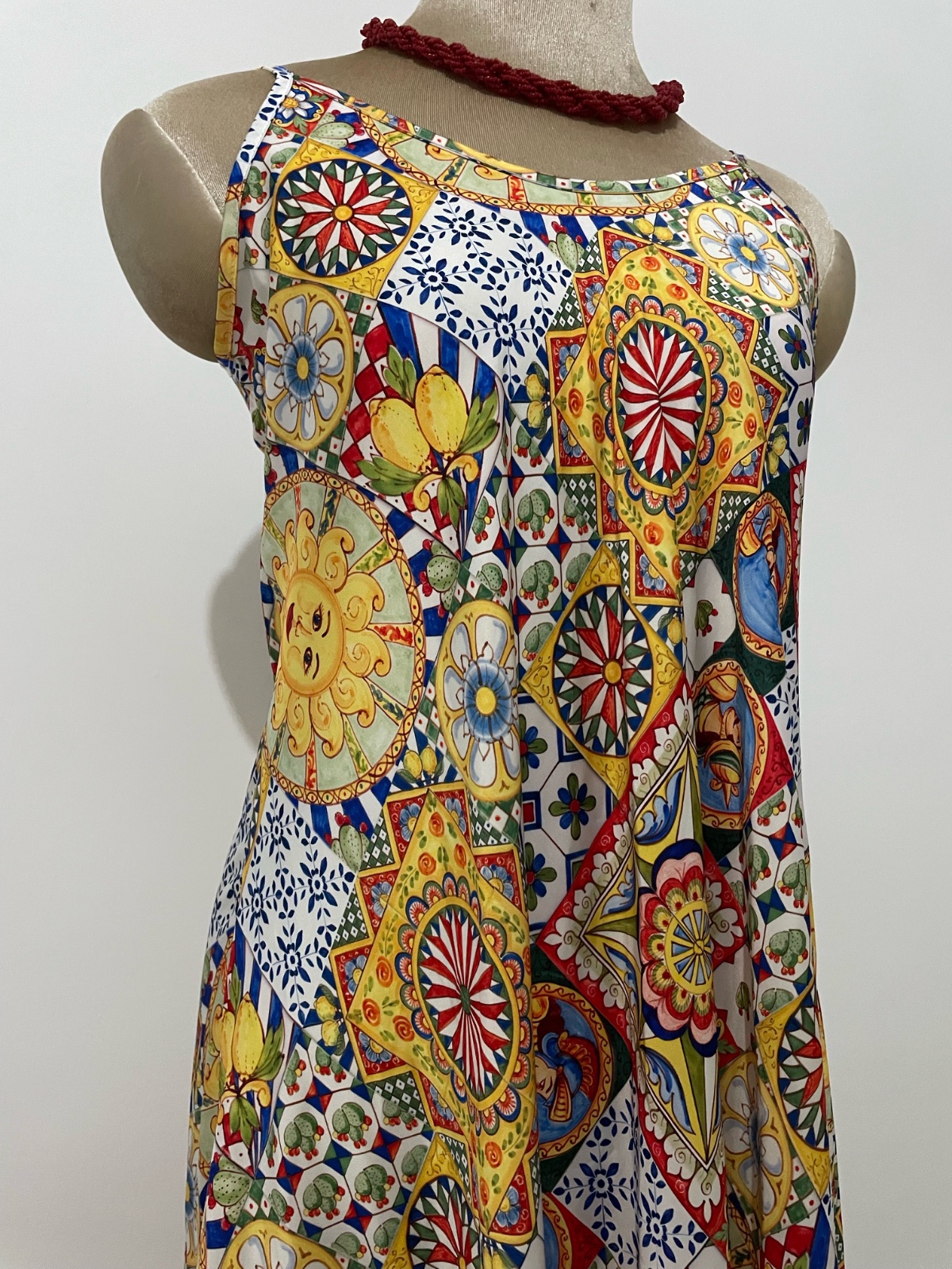 Jolie robe longue avec motif jamais portée