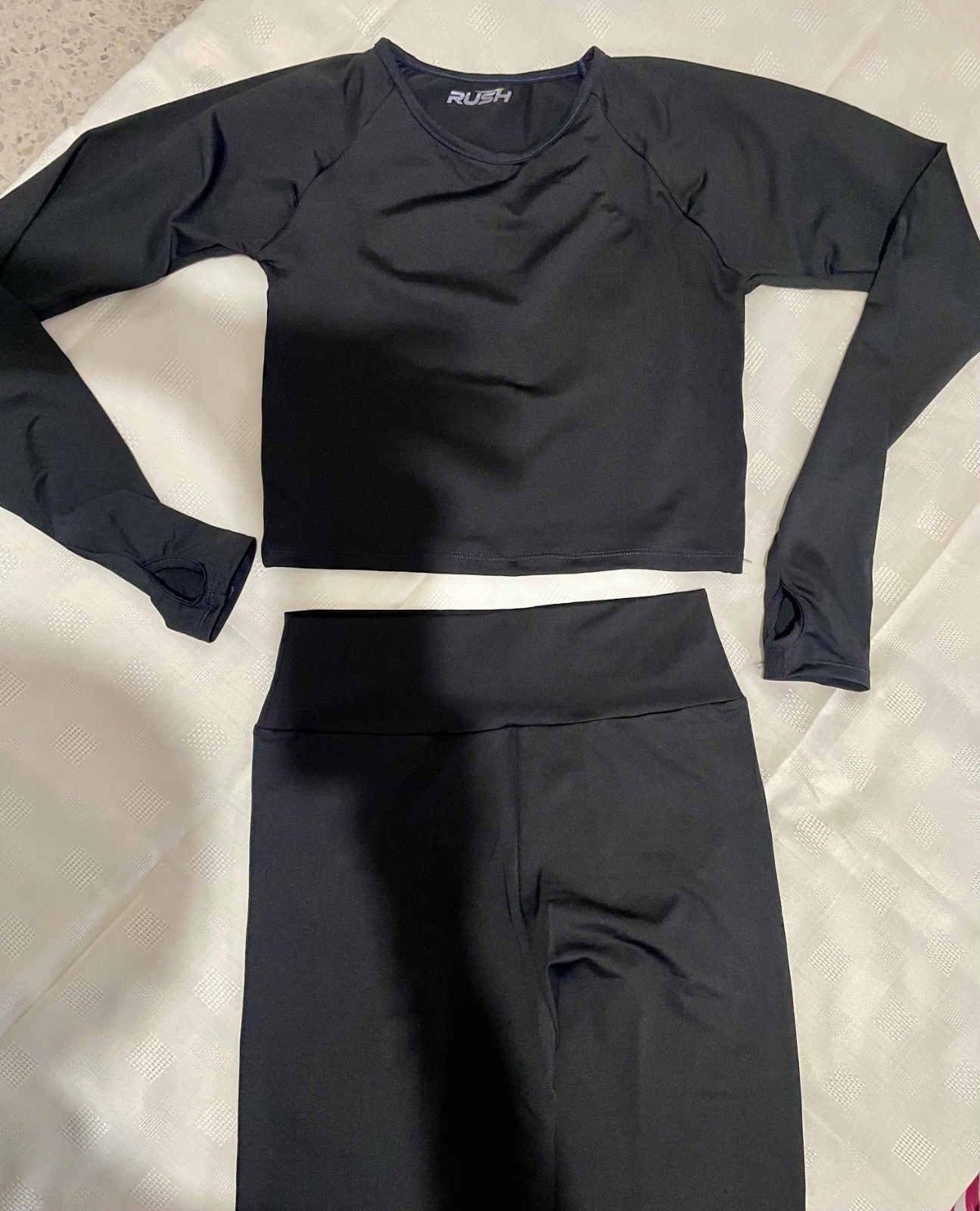 Tenue de sport jamais portée taille S/M 