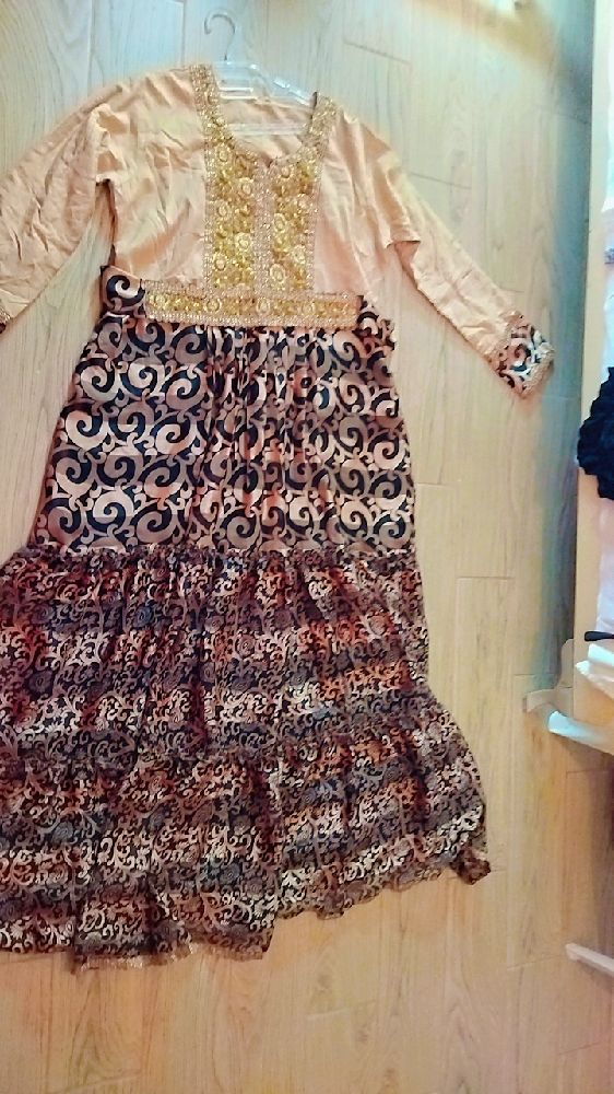 Robe style coftain beige et noir 