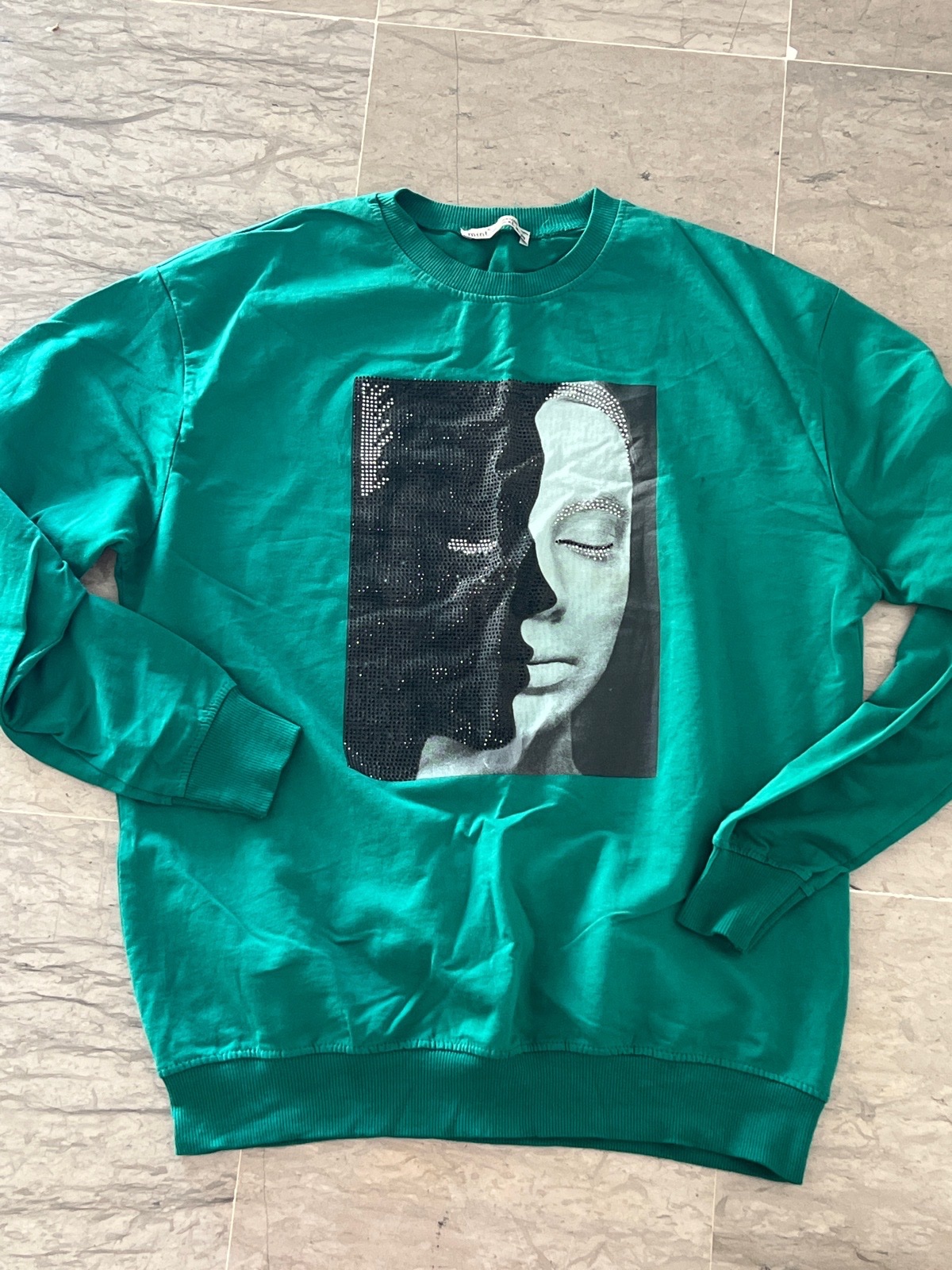 Pull avec strasse 💚💚