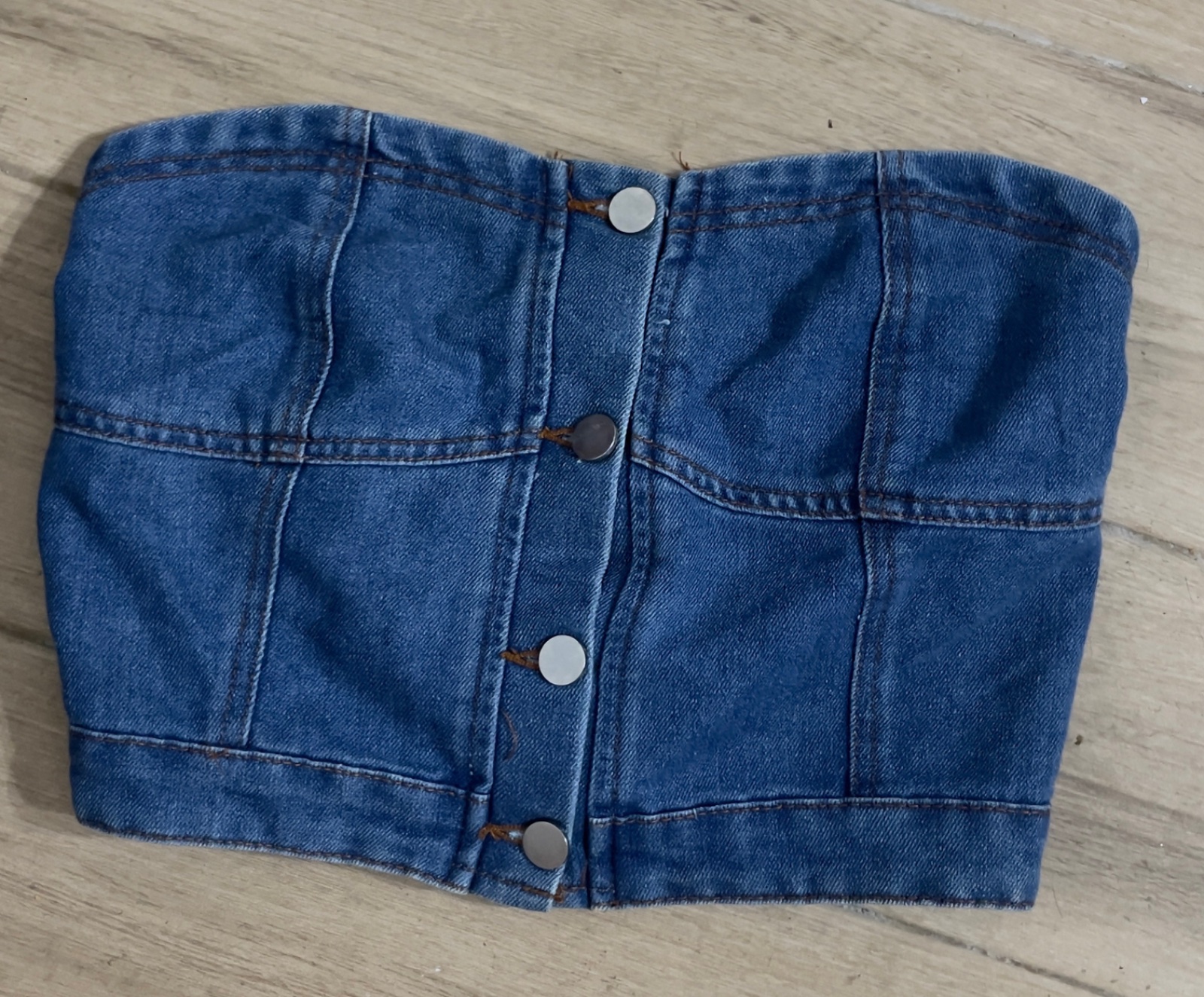 Top bustier en jean 💙 Très joli et tendance ✨ Coupe bustier, facile à porter avec un jean, une jupe ou un pantalon. Parfait pour un look casual / été ☀️