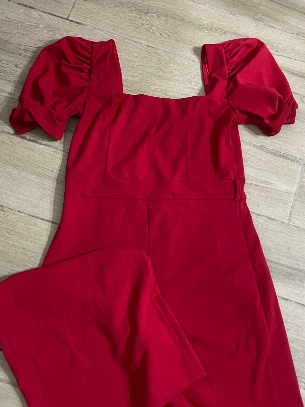 Combinaison rouge ❤️✨ Neuve, jamais portée. Coupe wide leg avec jambes larges et longueur courte. Très élégante et originale ❤️ Parfaite pour une sortie ou une soirée 