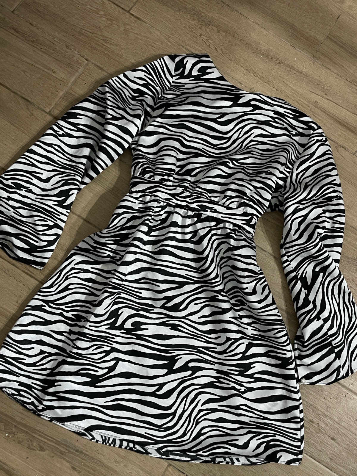 Robe courte à motif zébré noir et blanc, super stylée et parfaite pour toutes vos sorties.