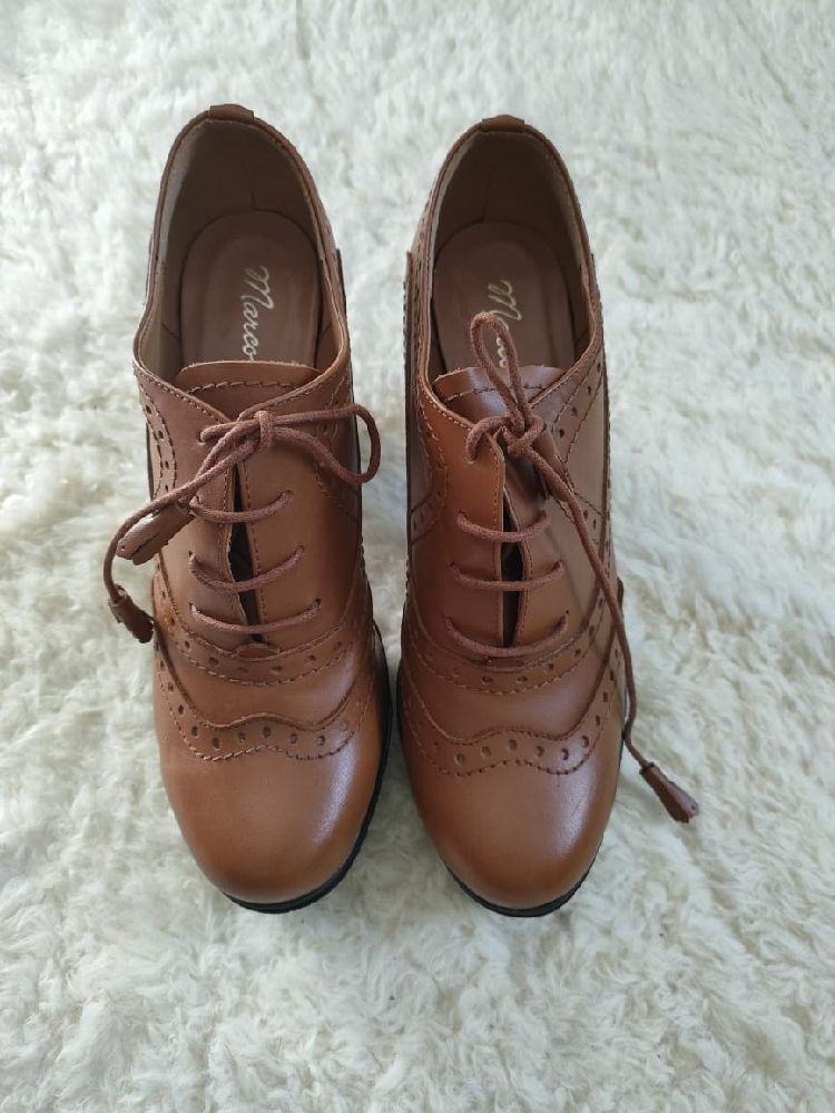 chaussures avec talon couleur Camel 