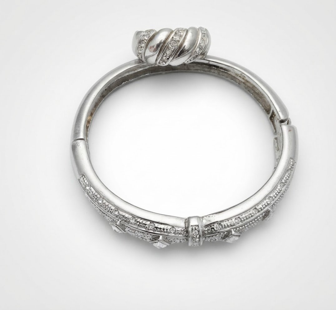 Un bracelet et une bague en acier inoxydable argenté 