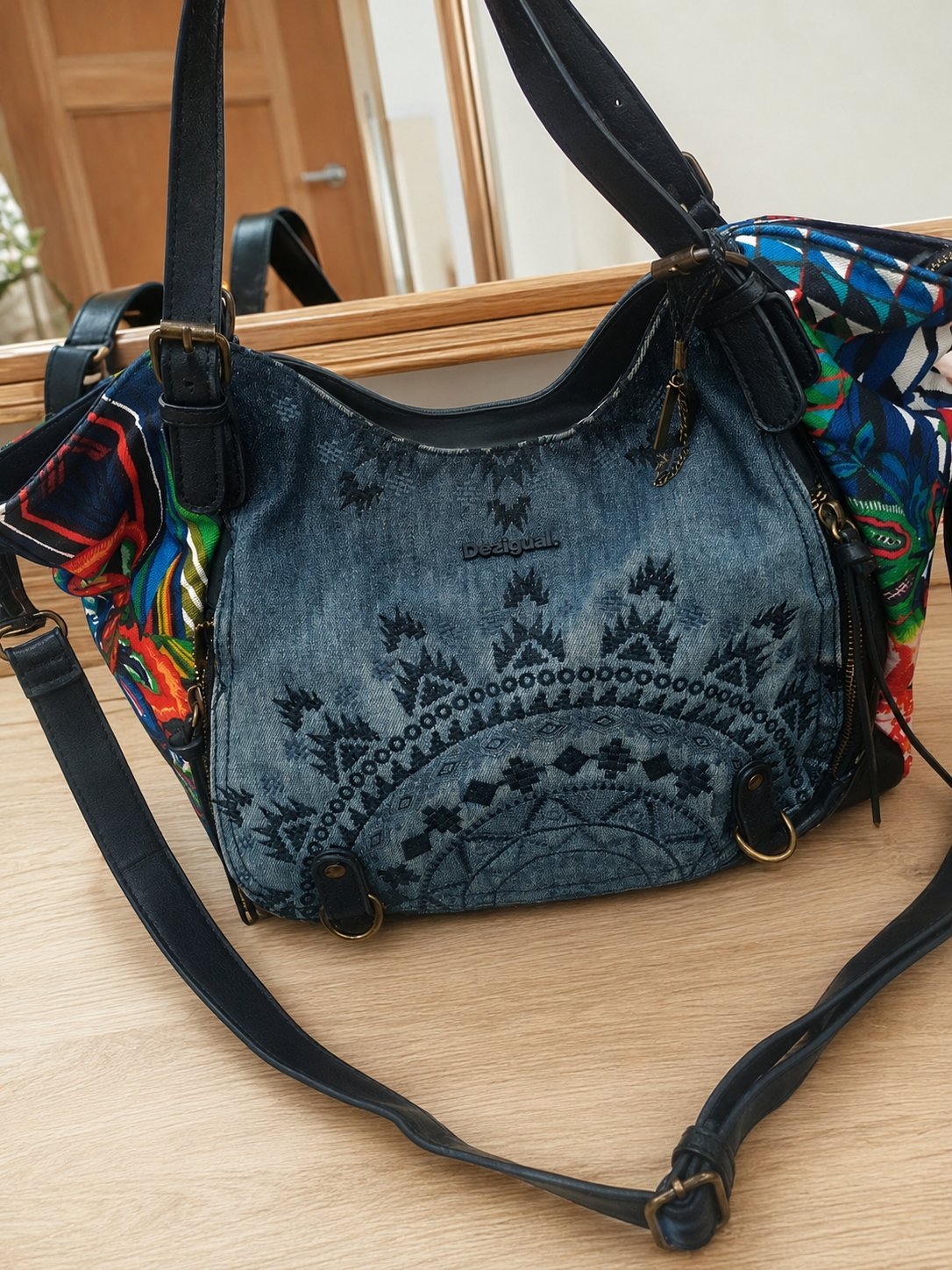 Magnifique Sac Desigual , modèle Bolls Rotterdam Gianna. Style bohème, panneau central en jean délavé brodé d'un motif grand mandala noir