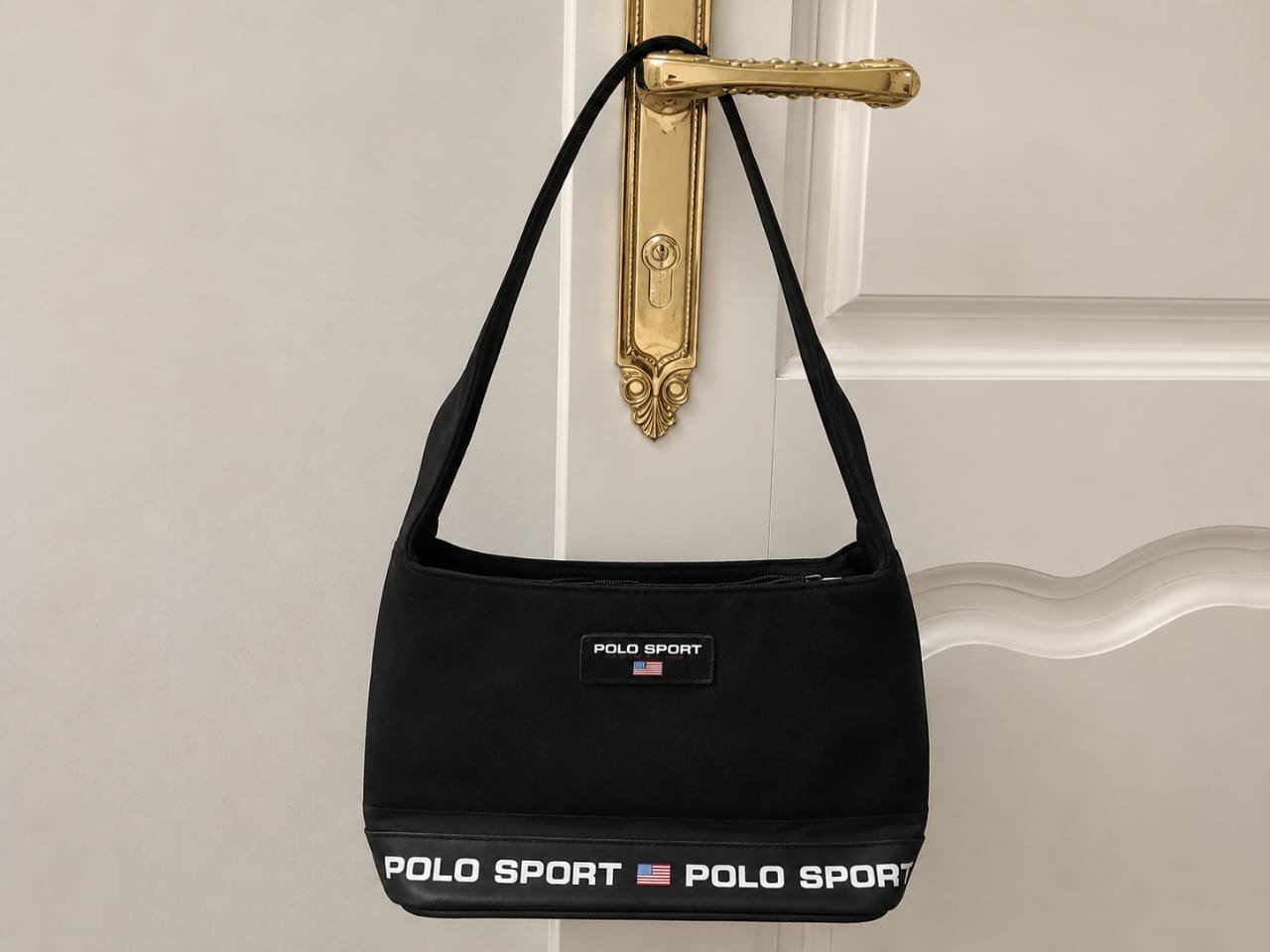 Sac à bandoulière baguette de style sportif. De marque Ralph Lauren. Tissu robuste et lisse .