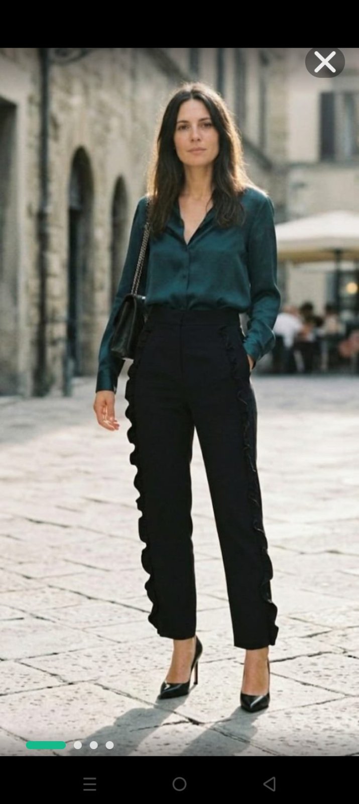 Très joli pantalon zara, tres tendance, coupe droite, volants décoratifs sur les côtés 