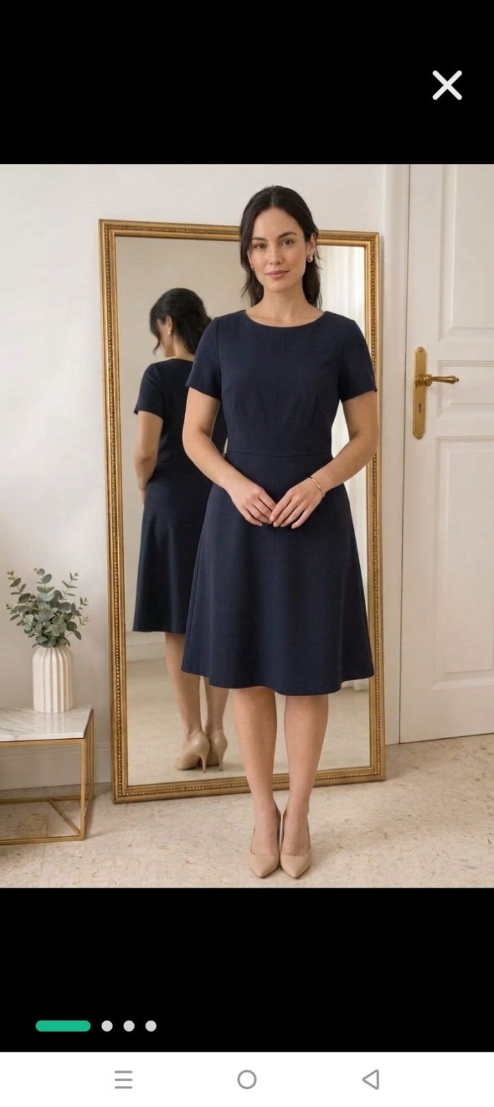 Prix spécial ! Robe bleu marine simple et très élégante. taille M /L, coupe evasee, fermeture à glissière doree au dos, avec doublure