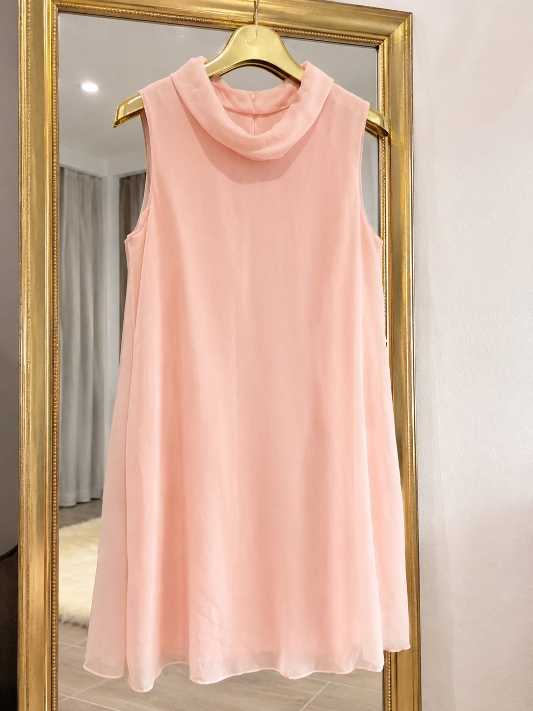 Robe en mousseline rose poudré, coupe fluide, col bénitier, doublée, fermeture zippée au dos. Marque Connected Apparel 