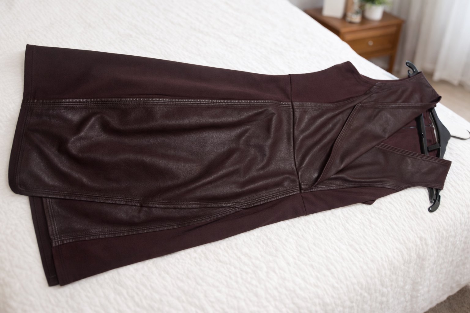 Robe ajustée sans manches de style chic et moderne