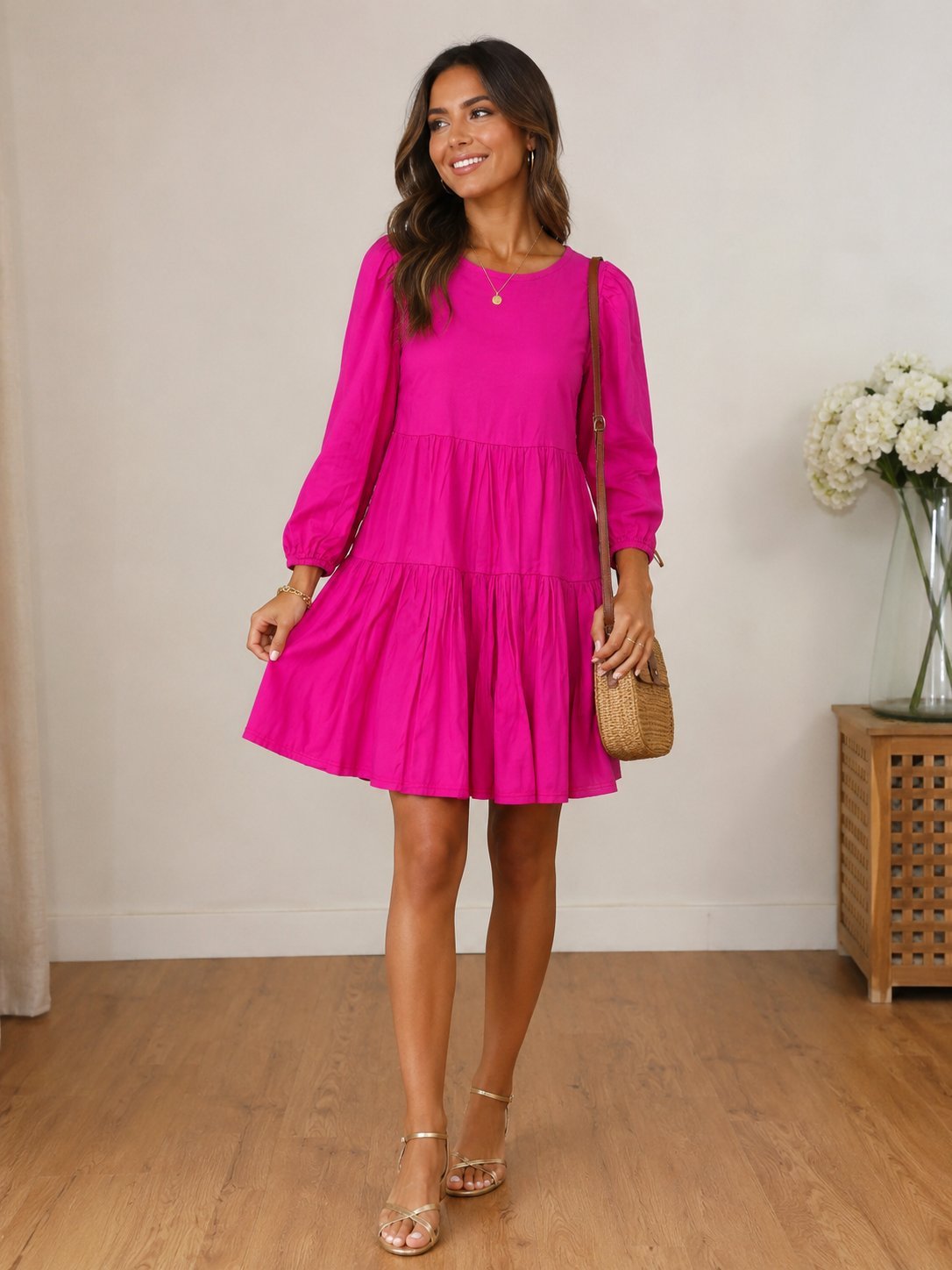 Robe courte à volants au style féminin et tendance. Coupe ample.longueur juste au dessus des genoux. couleur fushia. taille S et convient à M aussi
