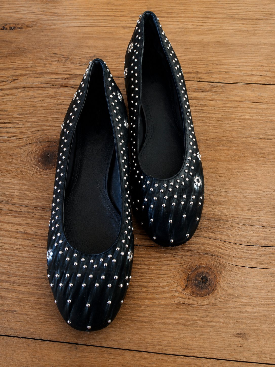 Magnifiques ballerines noires Geox Mardilea en cuir nappa souple et semelle respirante. Effet matelassé et petits clous argentés. Prix catalogue 119,95€