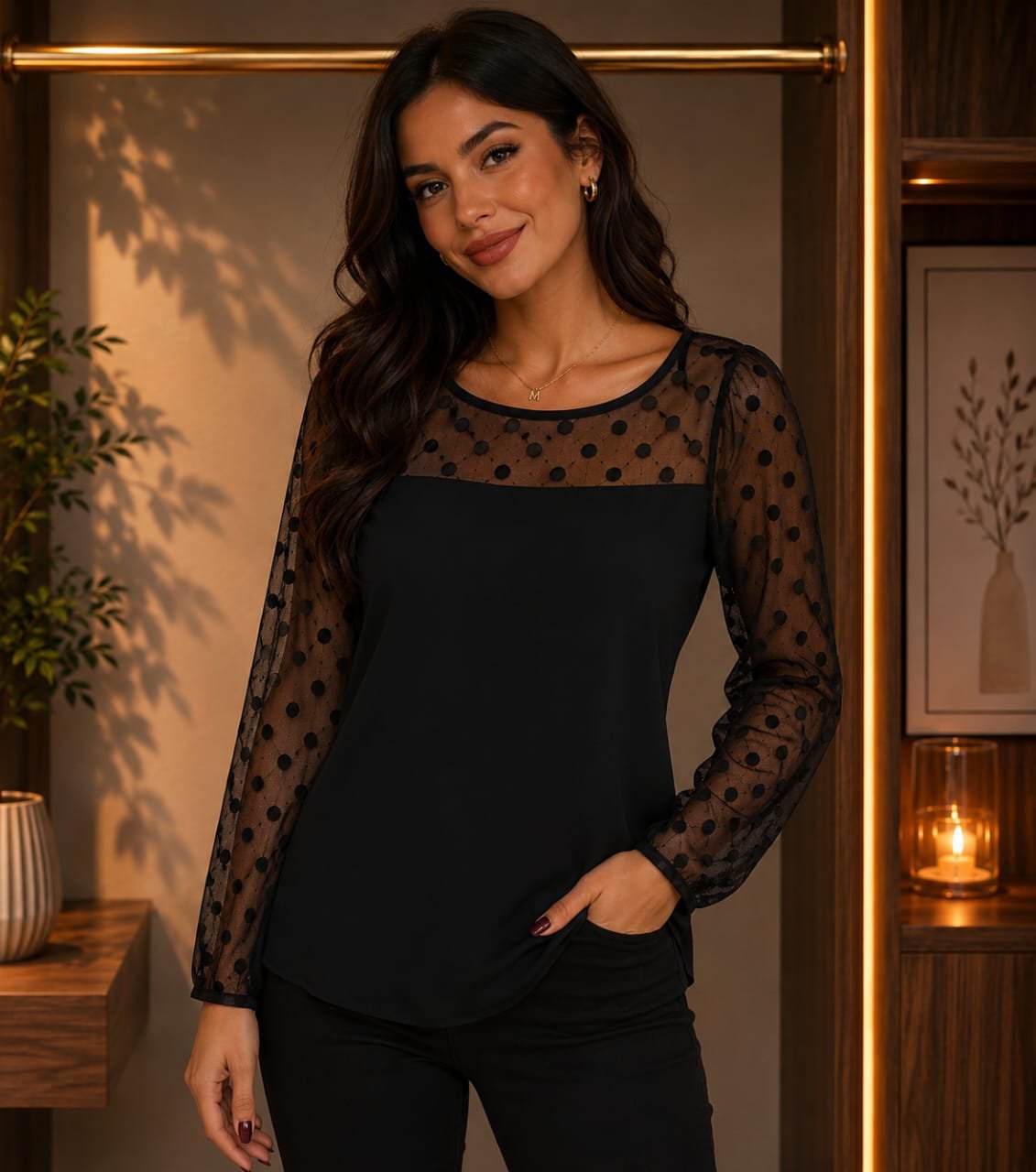 Chemise fluide noire avec manches et col transparents, fermeture au dos avec boutons  ,taille M, de la marque Express