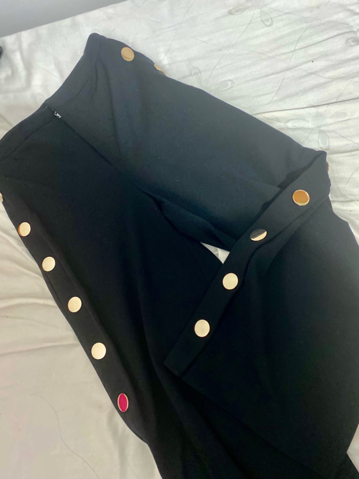 Pantalon faza aux boutons dores 