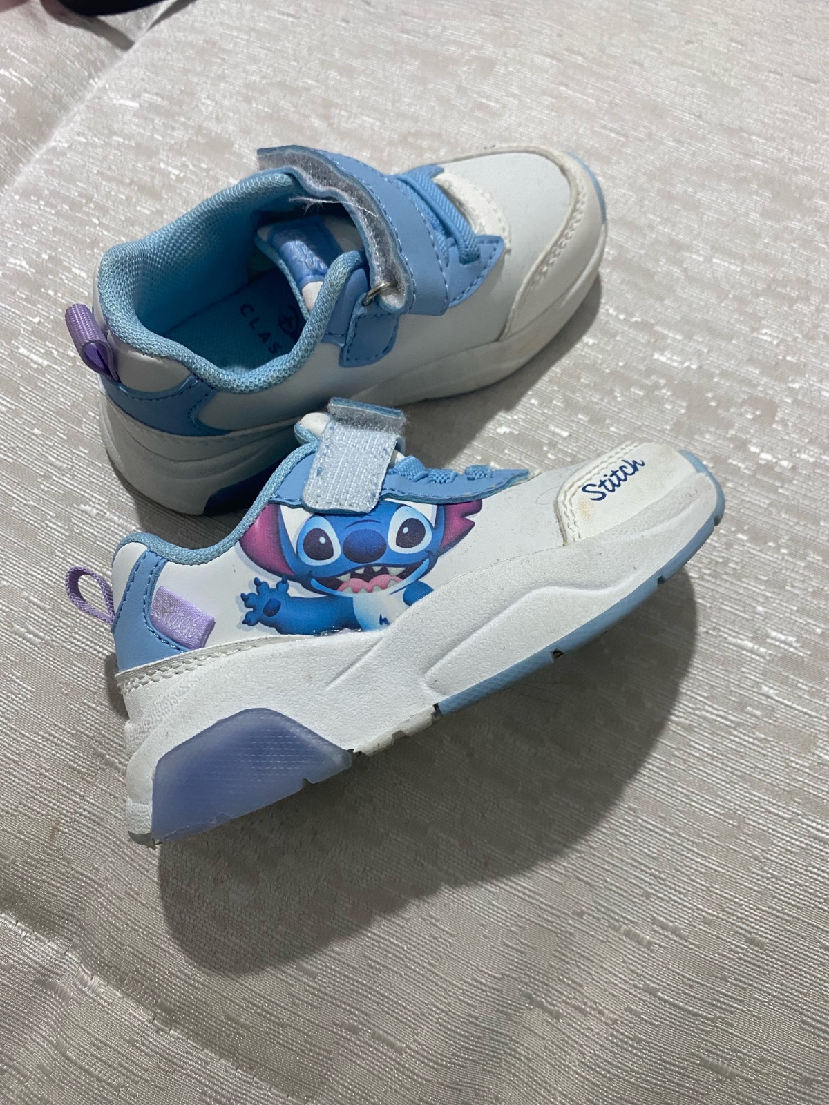 Baskets Stitch yech3el bel dhaw marque disney