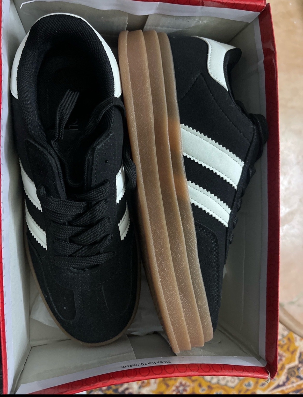 Baskets noires et blanches  prix negotiable 