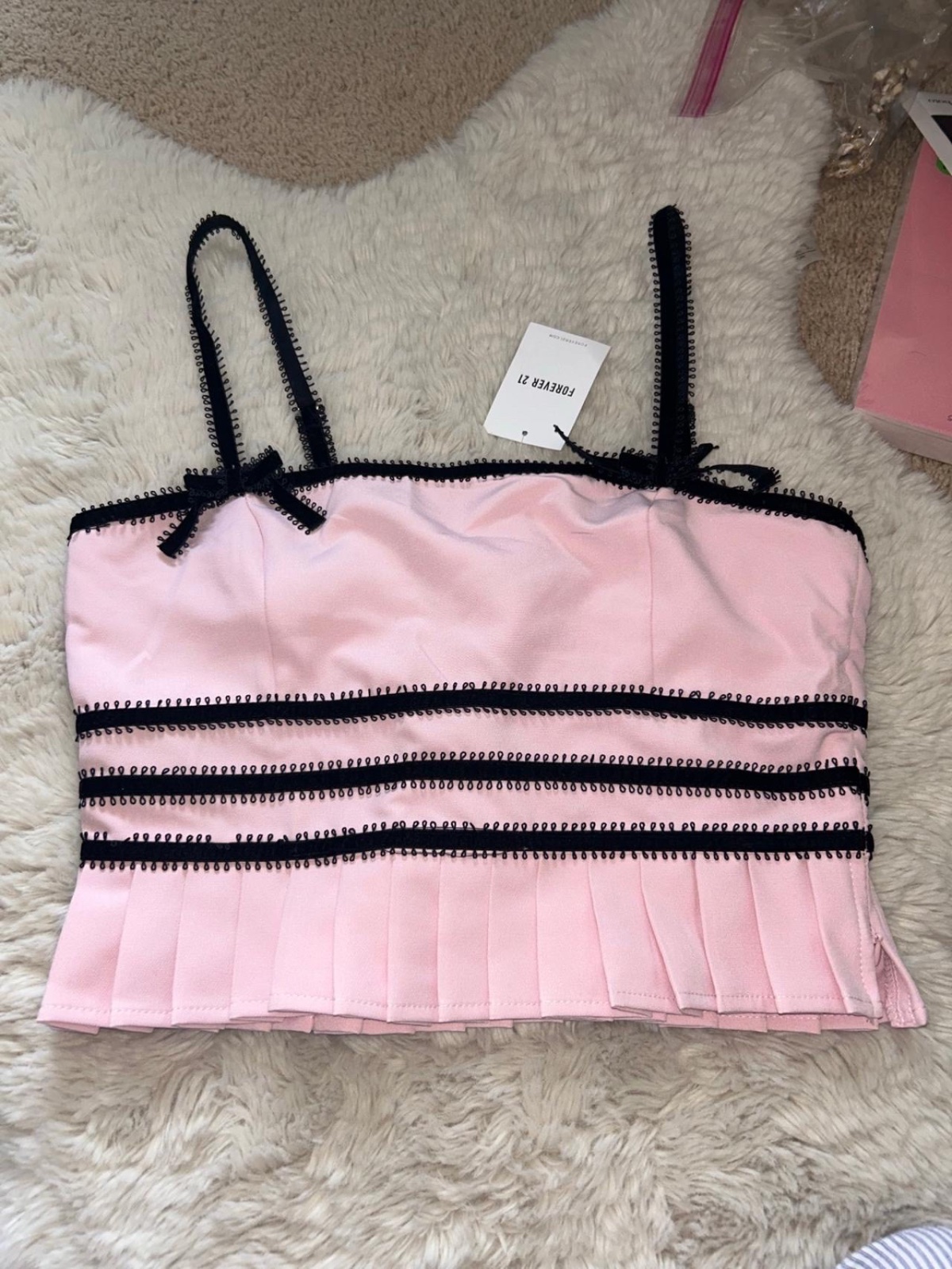 Cute top en rose bebe et detailles vellours noir 