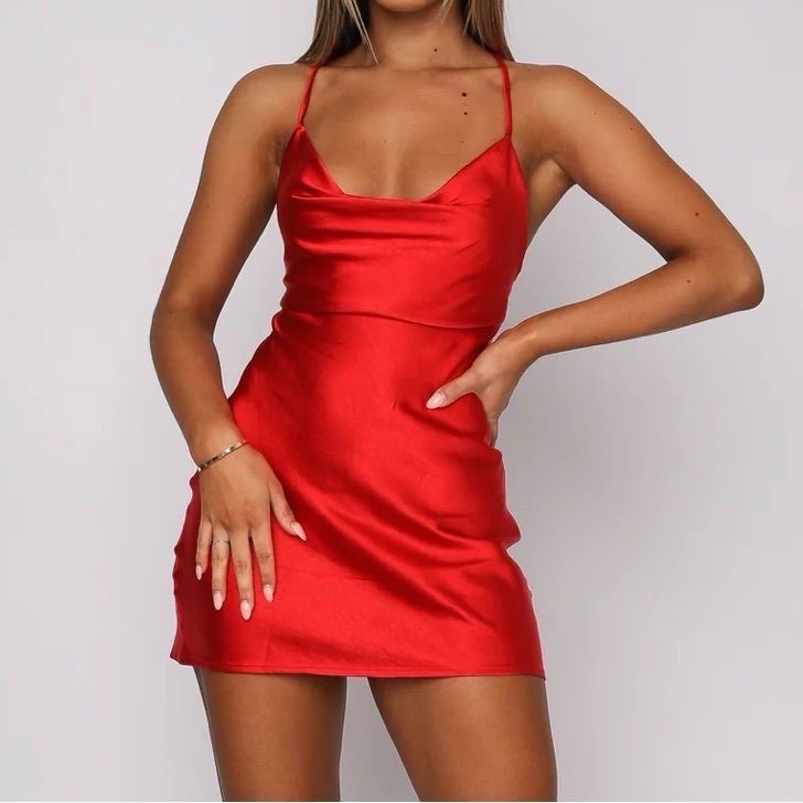 Robe satiné en rouge 