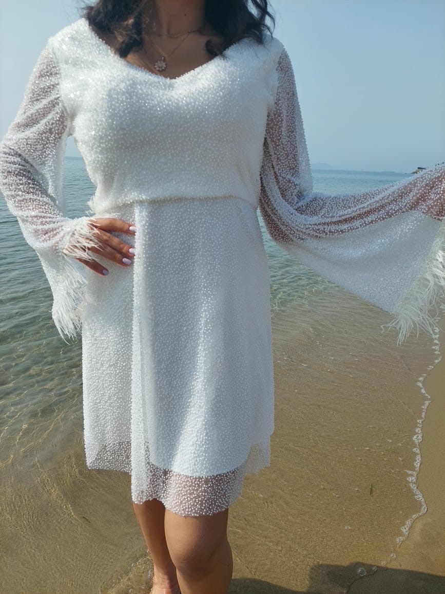 Robe blanche élégante ornée de perles
