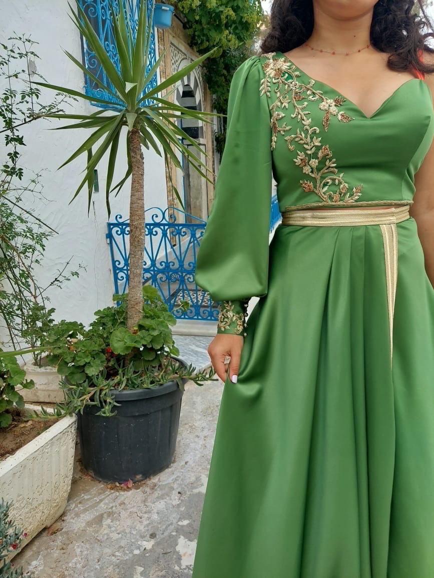 Caftan vert élégant avec broderies dorées