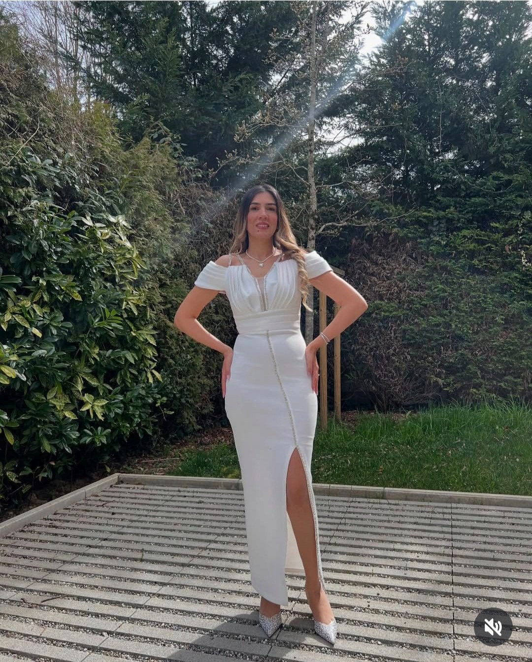 Robe blanche longue classe et chic pour mariage ou fiançailles 
