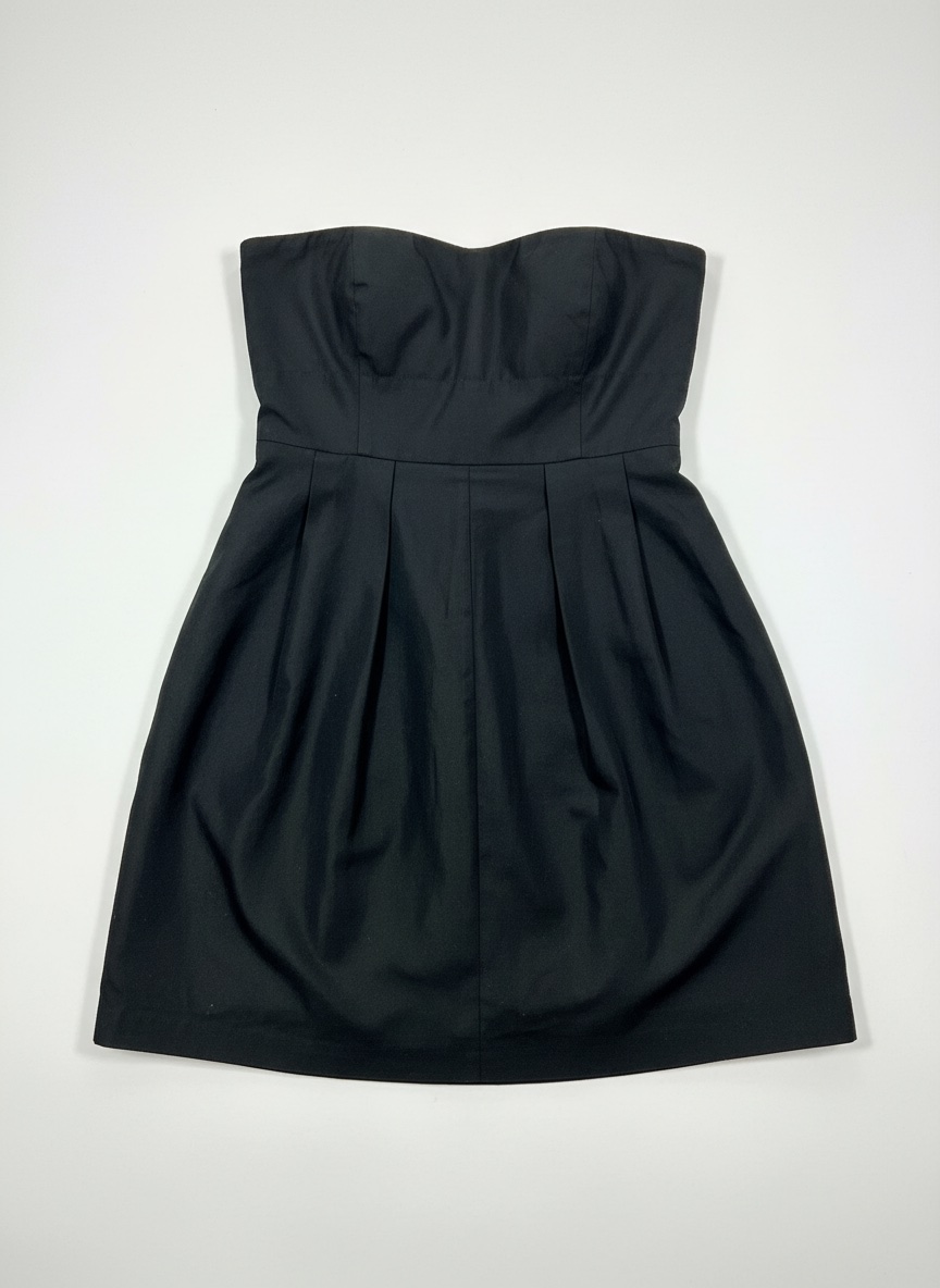 Une petite robe noire sans bretelles 