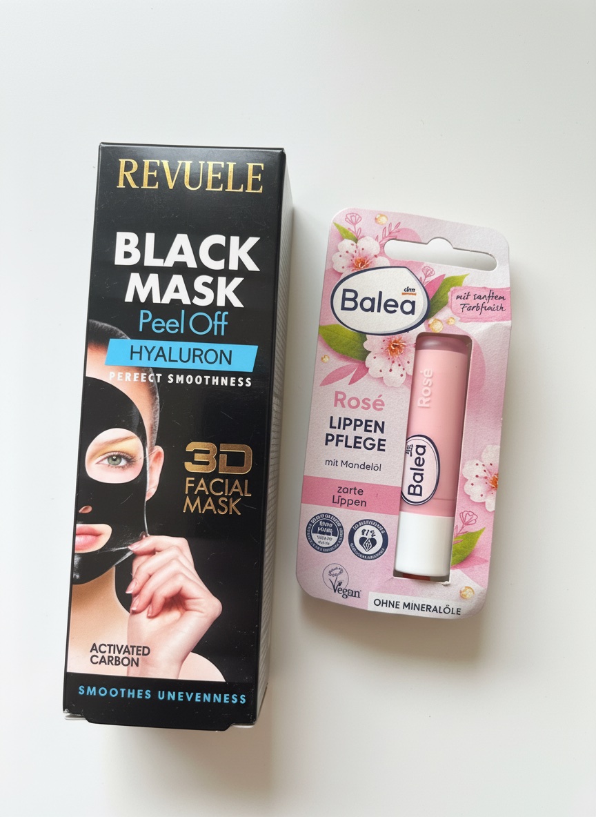 Un masque peel-off au charbon actif de la marque revuele et un baume à lèvres Balea Rosé.