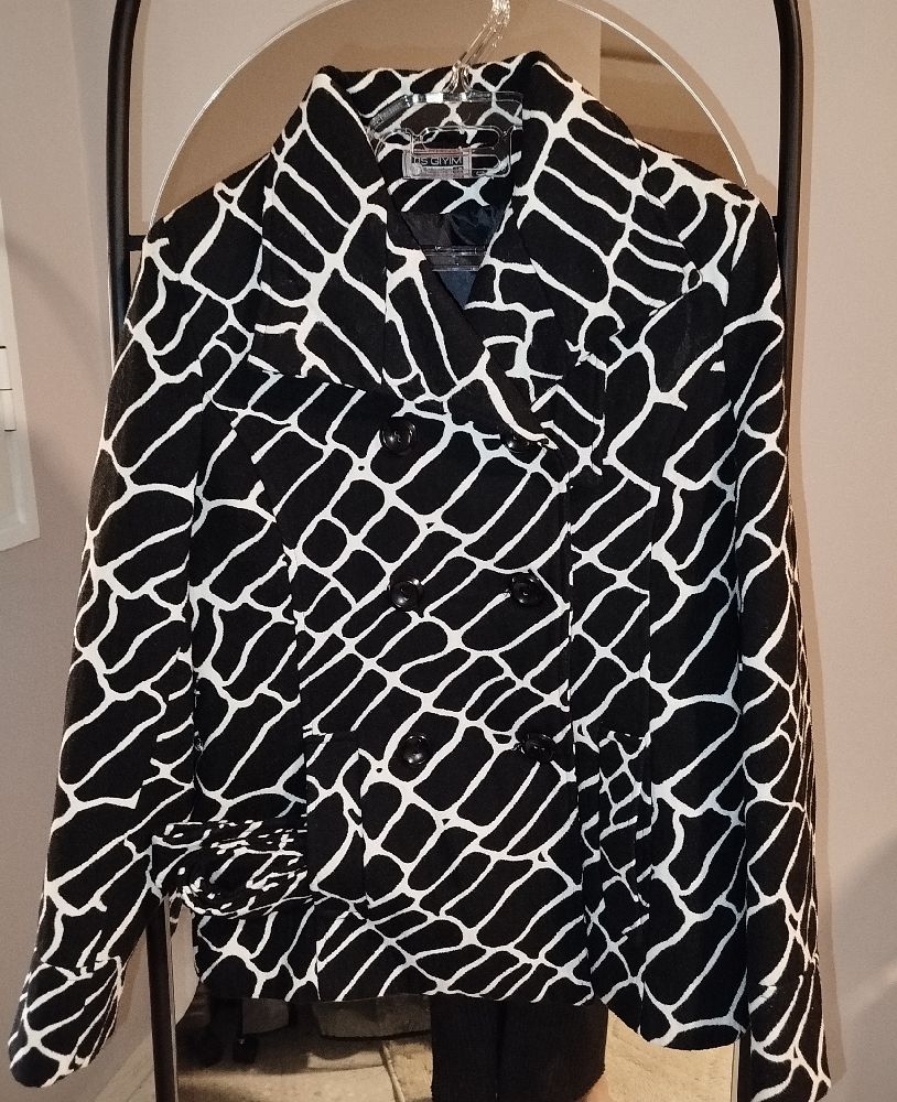 Manteau en cachemire noir et blanc avec ceinture 