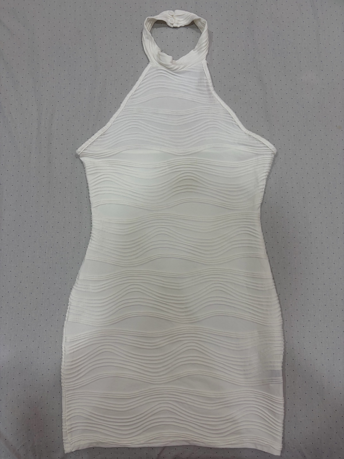 Robe blanche moulante texturée dos nu