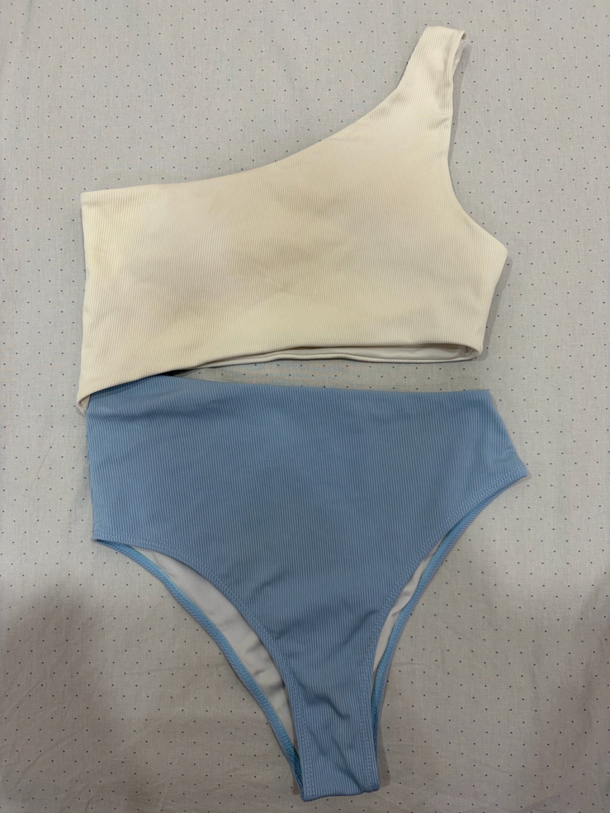 Maillot de bain une pièce femme bleu ciel et blanc côtelé – asymétrique