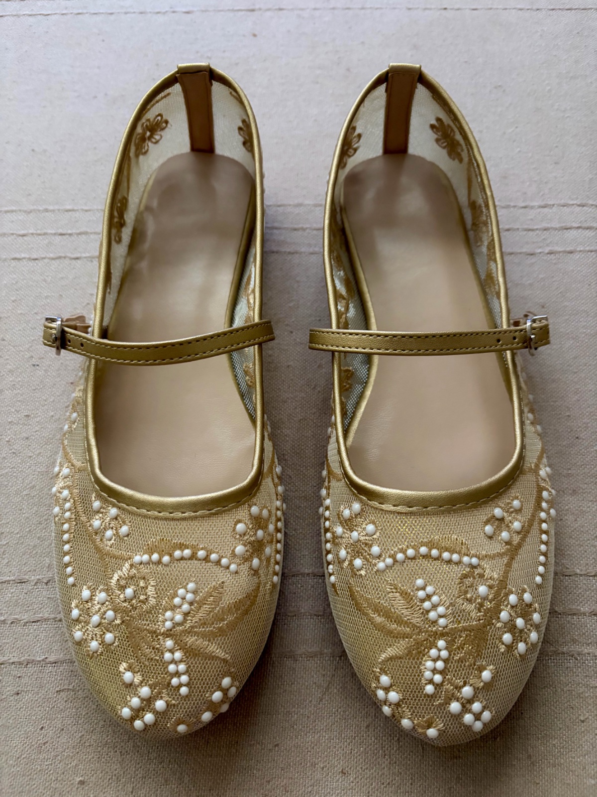 Ballerines dorées en dentelle perlée 