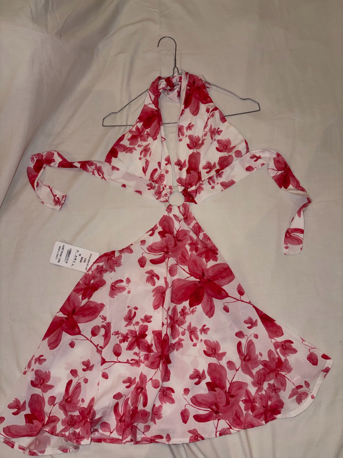 Robe mini fleurie rouge dos nu col halter avec anneau – fluide été