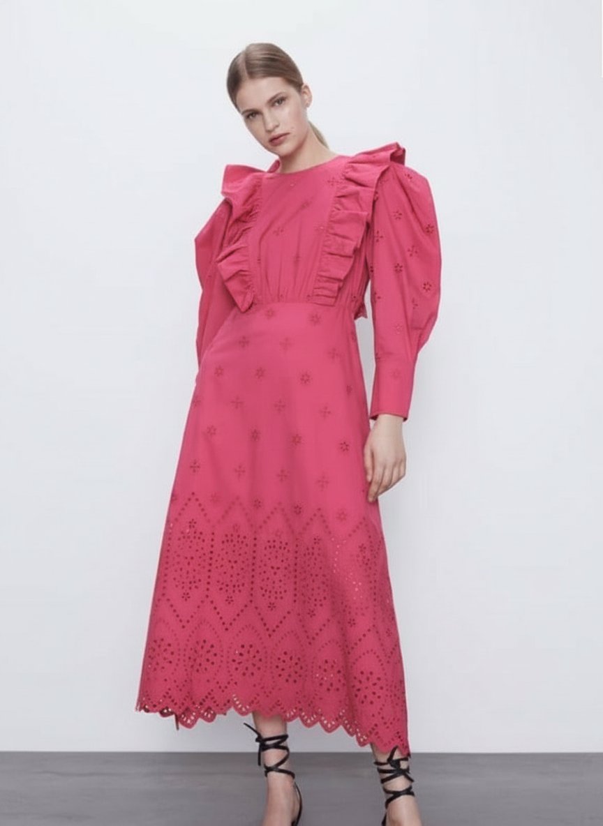 🌸 Robe Zara – Rose fuchsia – Très bon état  Je vends une magnifique robe mi-longue de chez Zara, couleur rose fuchsia, en broderie anglaise.