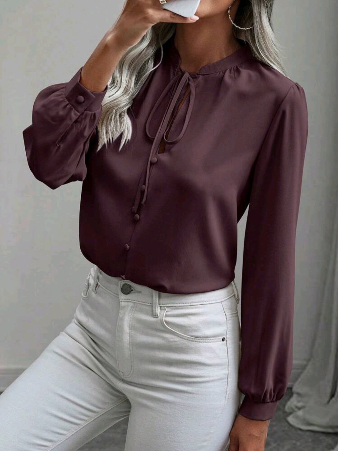 Blouse fluide à col noué et boutons 