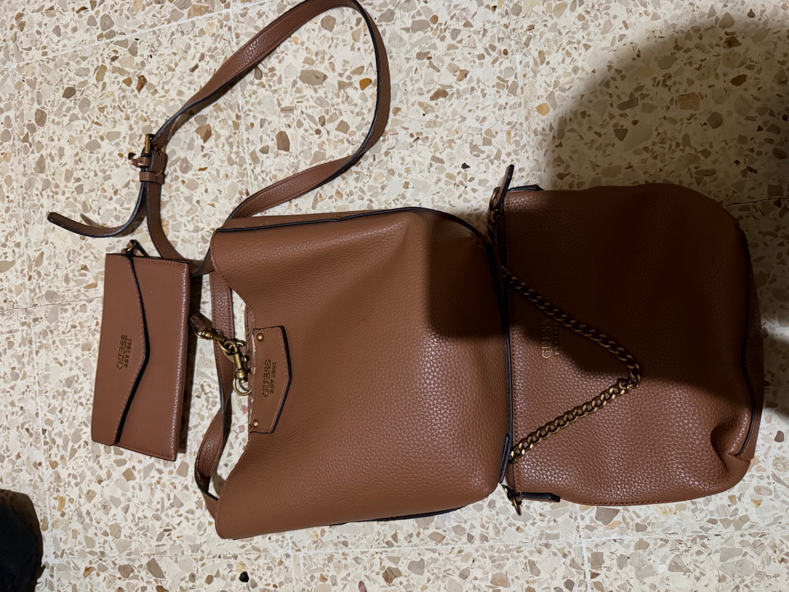 Sac bandoulière Guess + porte-cartes + trousse en promo