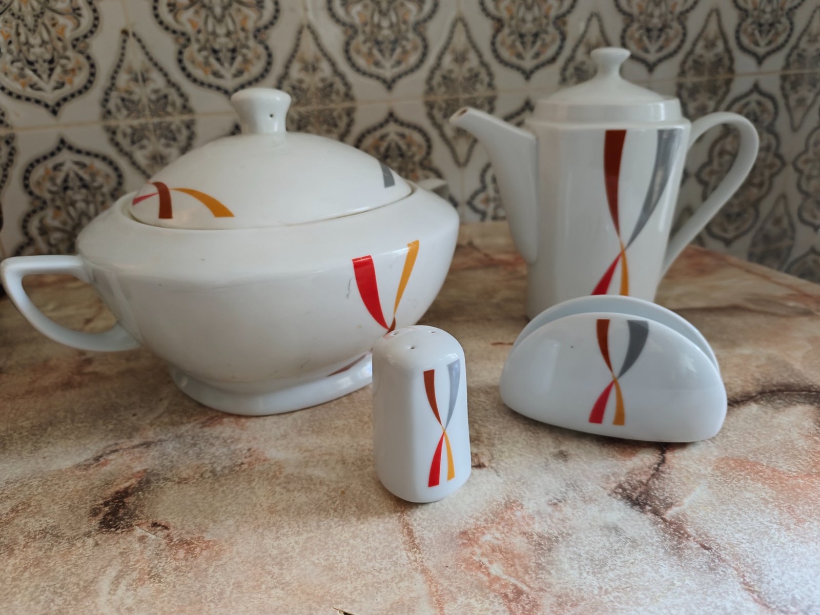 Soupière, litière,male7a,porte papier cadeau pour l'acheteur طابع صبلي اشكال،زوز فخار متاع زيتون فلفل،صحن حوتة وثلاثة بوجوار كريستال , هدية موجودة في صورة آخر صورة